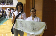 イベントの合間には、谷本さんや塚田さんと記念撮影したり、サインをもらったりして楽しんでいました