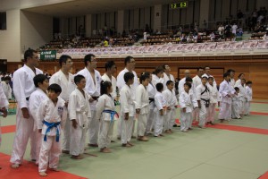 東北大会保護者の部表彰式。親子で整列した様子