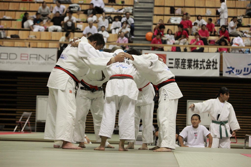 四国大会で、円陣を組み気合を入れる紅組の皆さん。このチームで戦うのはこの一度きりでしょう。まさに一期一会です。