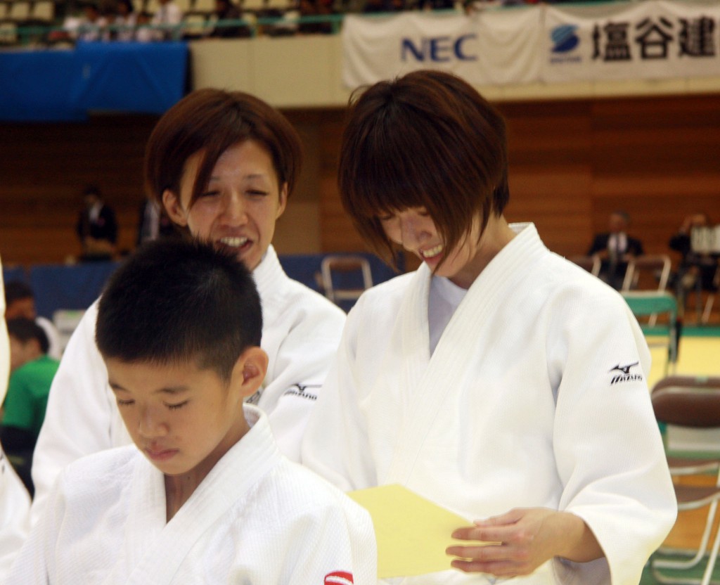 試合後、賞状を見ながら談笑する林さん（左）と北里さん
