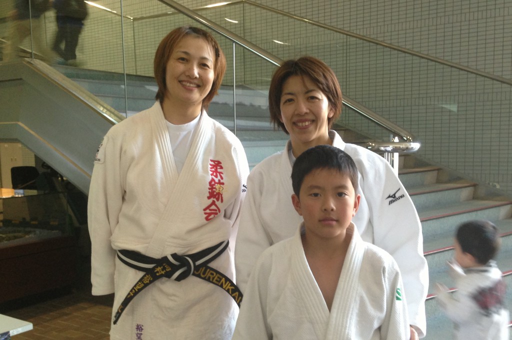 ひのまるキッズ中国大会保護者の部に出場された高村さんと遠藤さん（前は息子の航汰君）